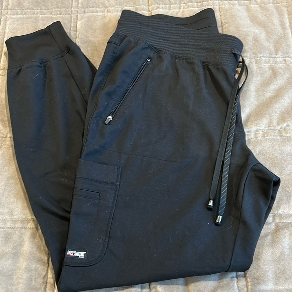 Women’s scrub jogger pants. Black Medium multi pocket with zip pocket